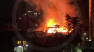 В Центральном районе Сочи горит частный дом