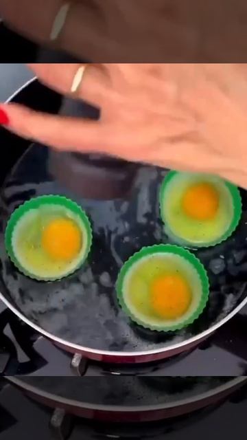 Приготовление яиц пашот 🥚🍳 — это удивительно простой и вкусный процесс. 😋 смотреть онлайн