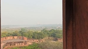 А где-то там вдалеке белоснежный Тадж Махал!