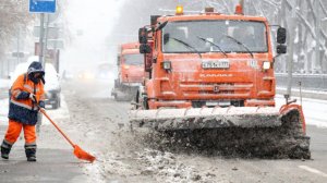 Спецтехника вышла на уборку, изменено расписание авиарейсов: Москва готовится к мощной снежной буре