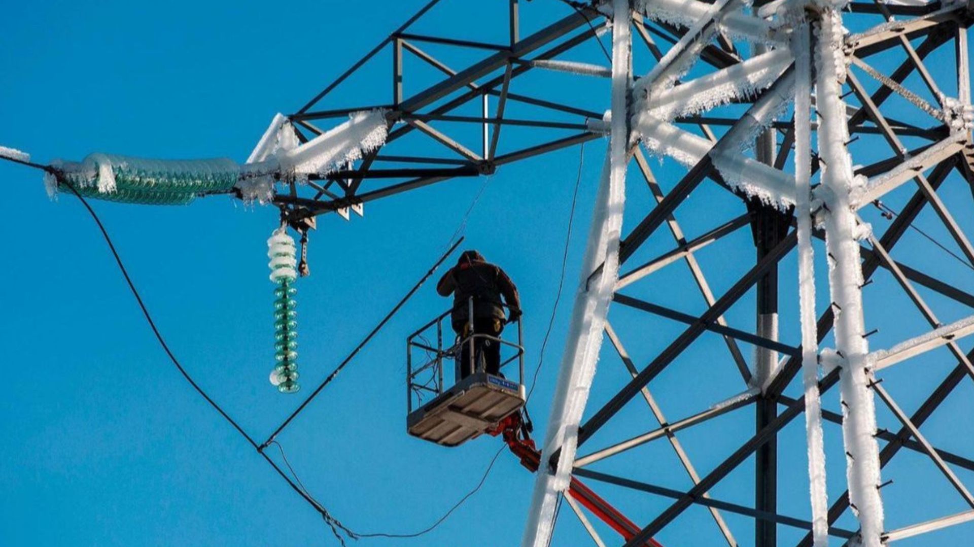 Опоры ЛЭП разрушены непогодой, восстановление подачи света в Мурманске займет до недели смотреть онлайн