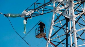 Опоры ЛЭП разрушены непогодой, восстановление подачи света в Мурманске займет до недели