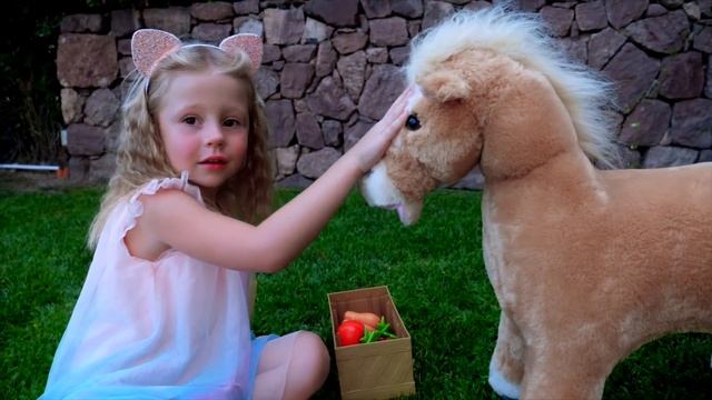 Настя строит домик для волшебной лошадки смотреть онлайн