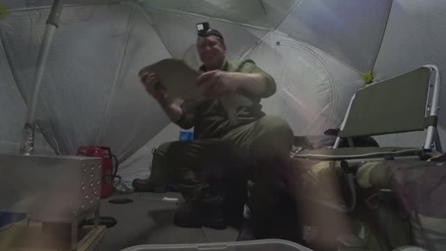 Зимняя рыбалка на Леща!!! Река Волга!!! Я в шоке!!! Эти лопаты не пролазят в лунку!!! смотреть онлайн