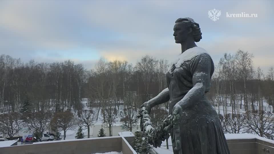 На Пискарёвском мемориальном кладбище в Санкт-Петербурге Президент возложил венок к монументу «Ма... смотреть онлайн