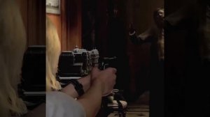 Руки Грейс дрожат, выдавая её внутреннее волнение и страх, в то время как руки Леона остаются неп...