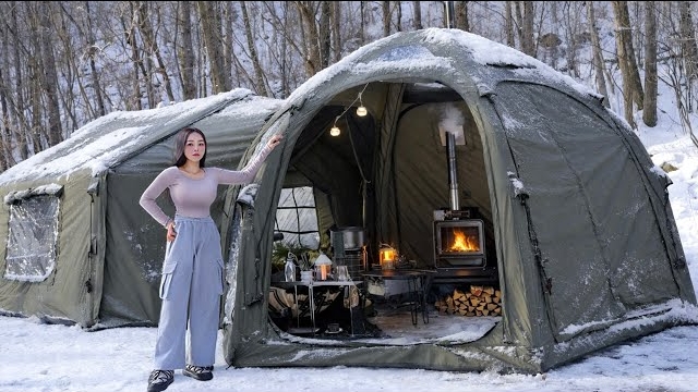 Уютный кемпинг в большой двухкомнатной надувной палатке. Бушкрафт смотреть онлайн