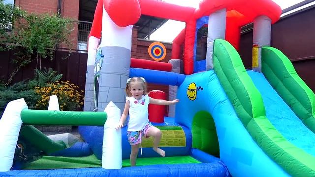 Настя и динозавр на надувном батуте смотреть онлайн