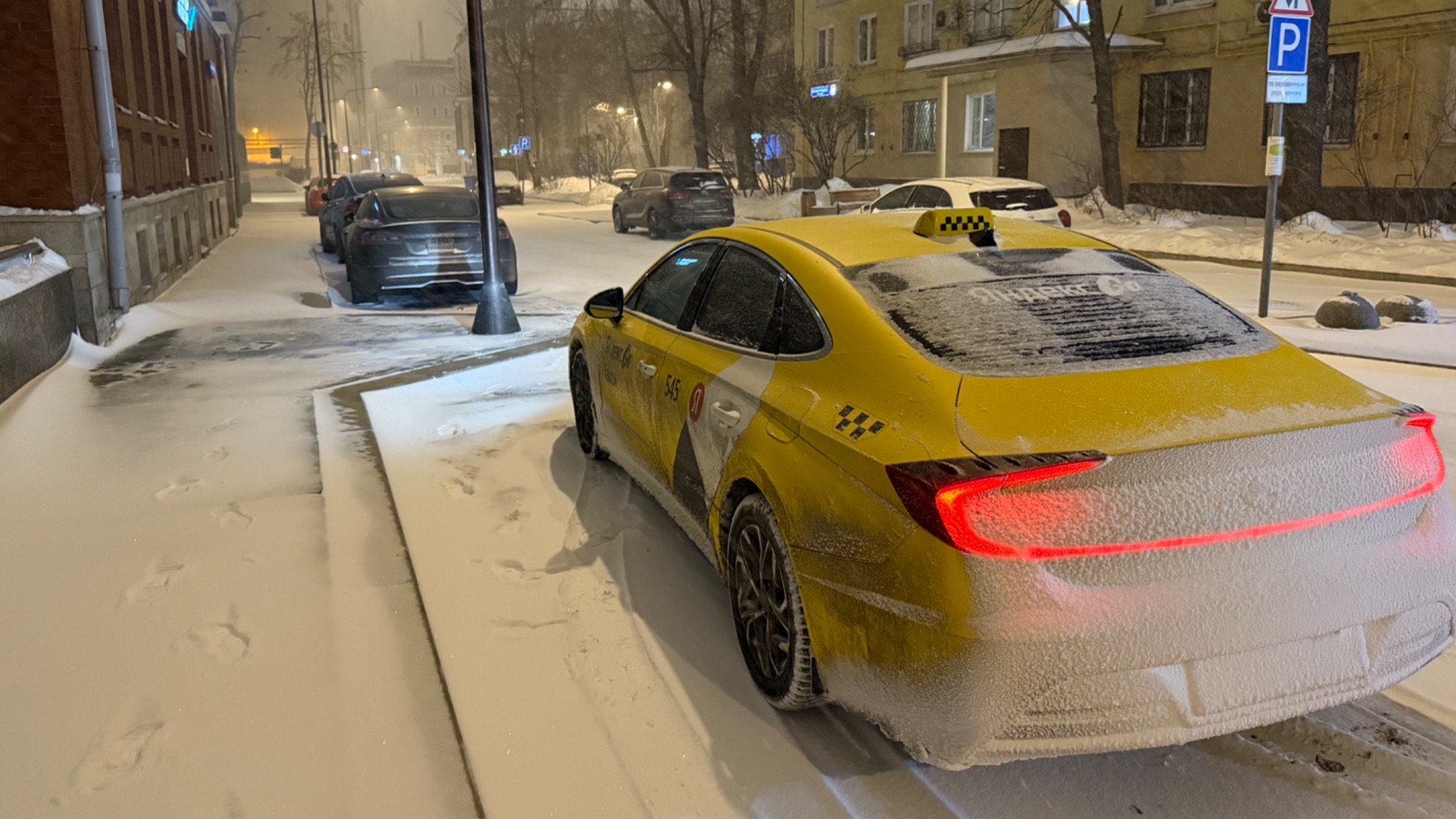 Апрельский снегопад взвинтил цены на такси в Москве