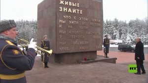 بوتين يضع إكليلا من الزهور على نصب "حجر الحدود" في الذكرى الـ82 لرفع الحصار عن لينينغراد