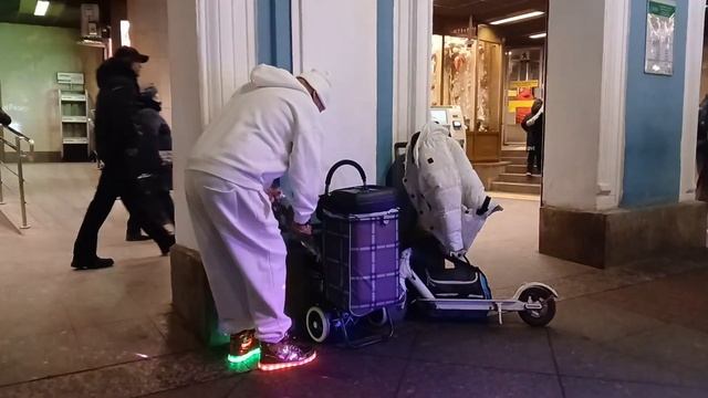 ТАНЦОР МАЙКЛ ОТЖИГАЕТ НА НЕВСКОМ смотреть онлайн