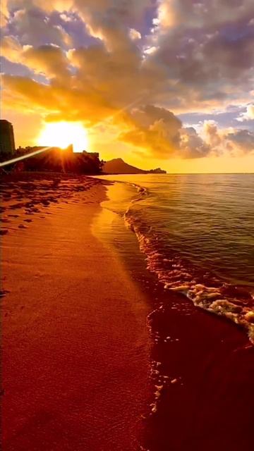 Море на закате когда последние лучи солнца окрашивают воду в розовый цвет. смотреть онлайн