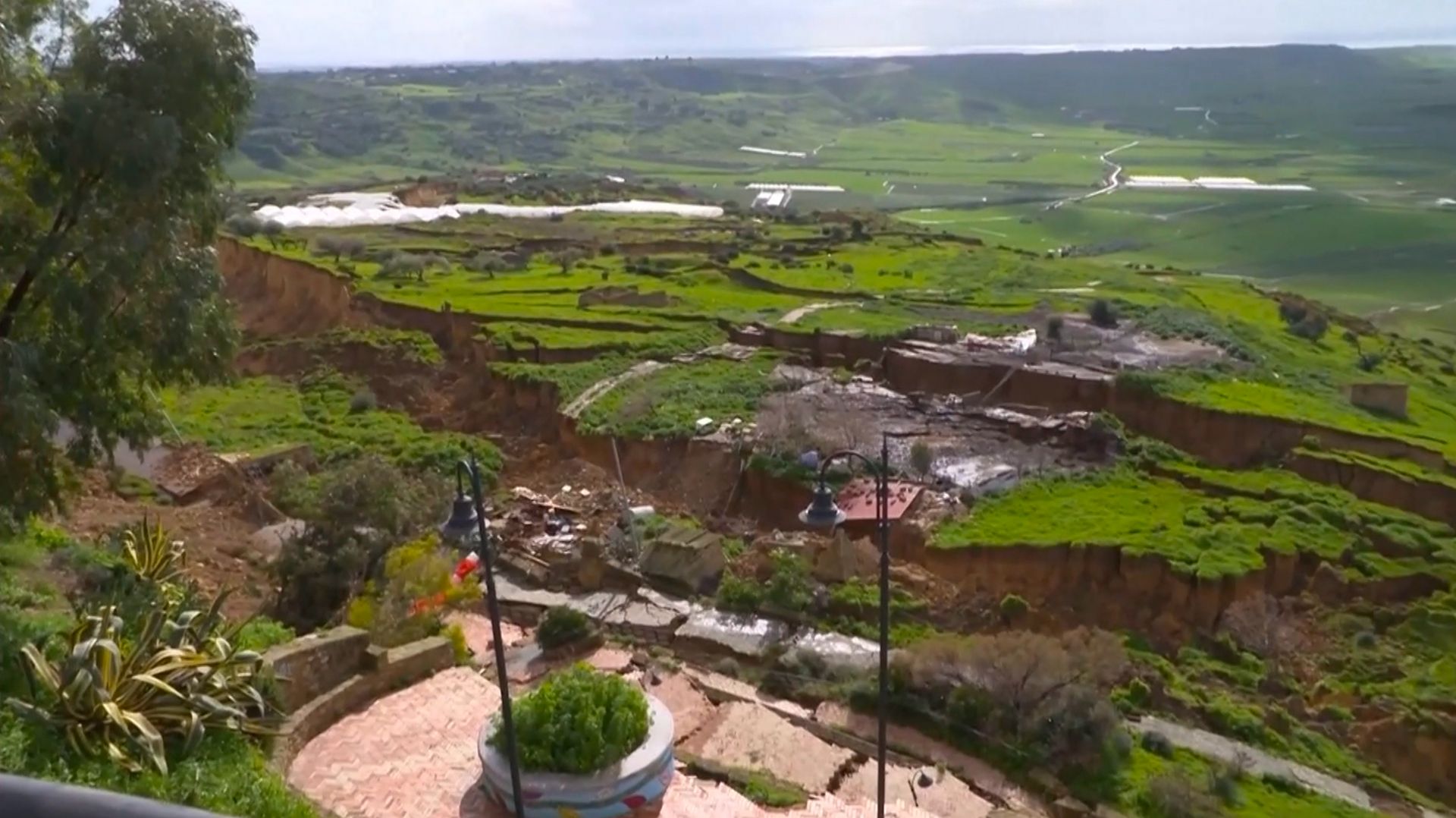 Десятки домов повисли на краю обрыва после схода оползня на Сицилии смотреть онлайн