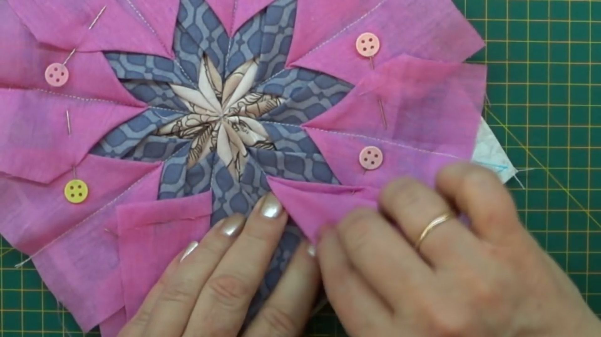 Много лоскутов тонкой ткани? Похоже на оригами, но только проще и из ткани. Артишок смотреть онлайн