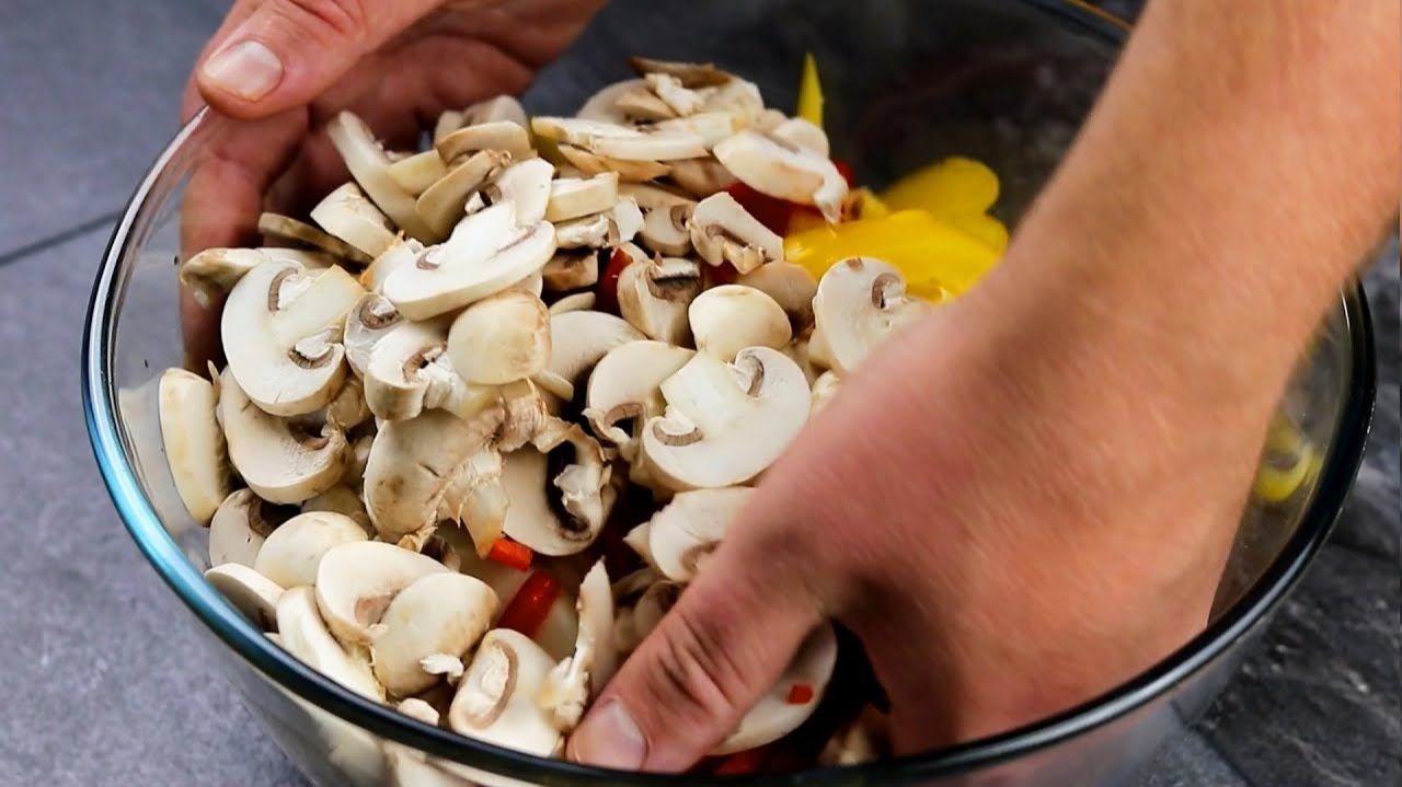 Вот что нужно ГОТОВИТЬ на УЖИН! Самый Простой и Вкусный рецепт! Куриное филе с овощами и грибами! смотреть онлайн