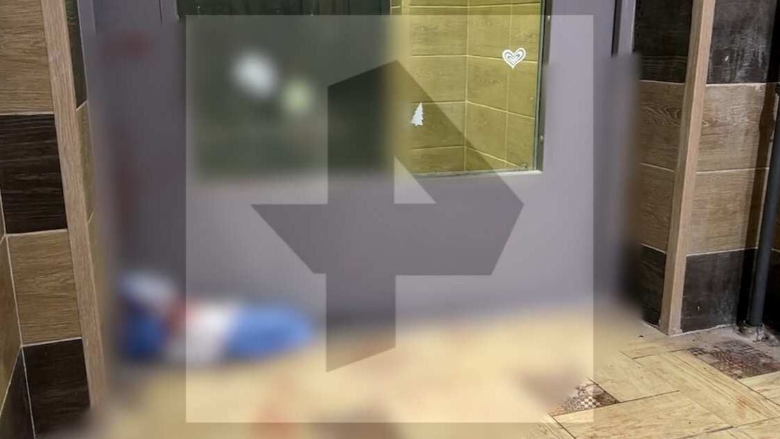 Мужчина напал с ножом на жену и ребенка в подъезде дома на севере Москвы смотреть онлайн