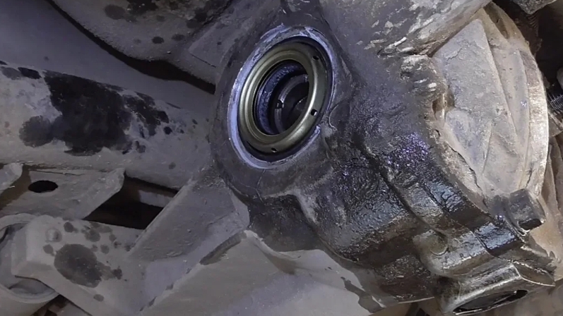 Замена сальника привода заднего редуктора Hyundai Tucson смотреть онлайн