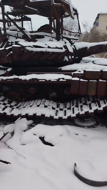 Два подбитых танка в Красноармейске (Покровске) — свидетельство ожесточенных затяжных боев за город. смотреть онлайн