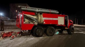 "Мерседес" столкнулся с пожарным "Уралом" и влетел в машину ДПС в Удмуртии