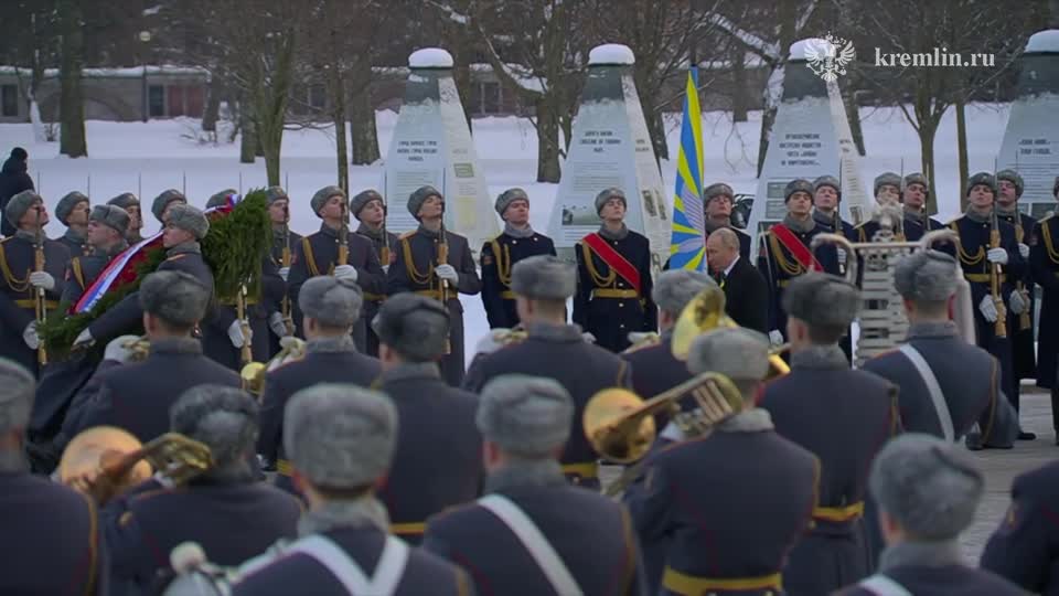 На Пискарёвском мемориальном кладбище в Санкт-Петербурге Президент возложил венок к монументу «Ма... смотреть онлайн
