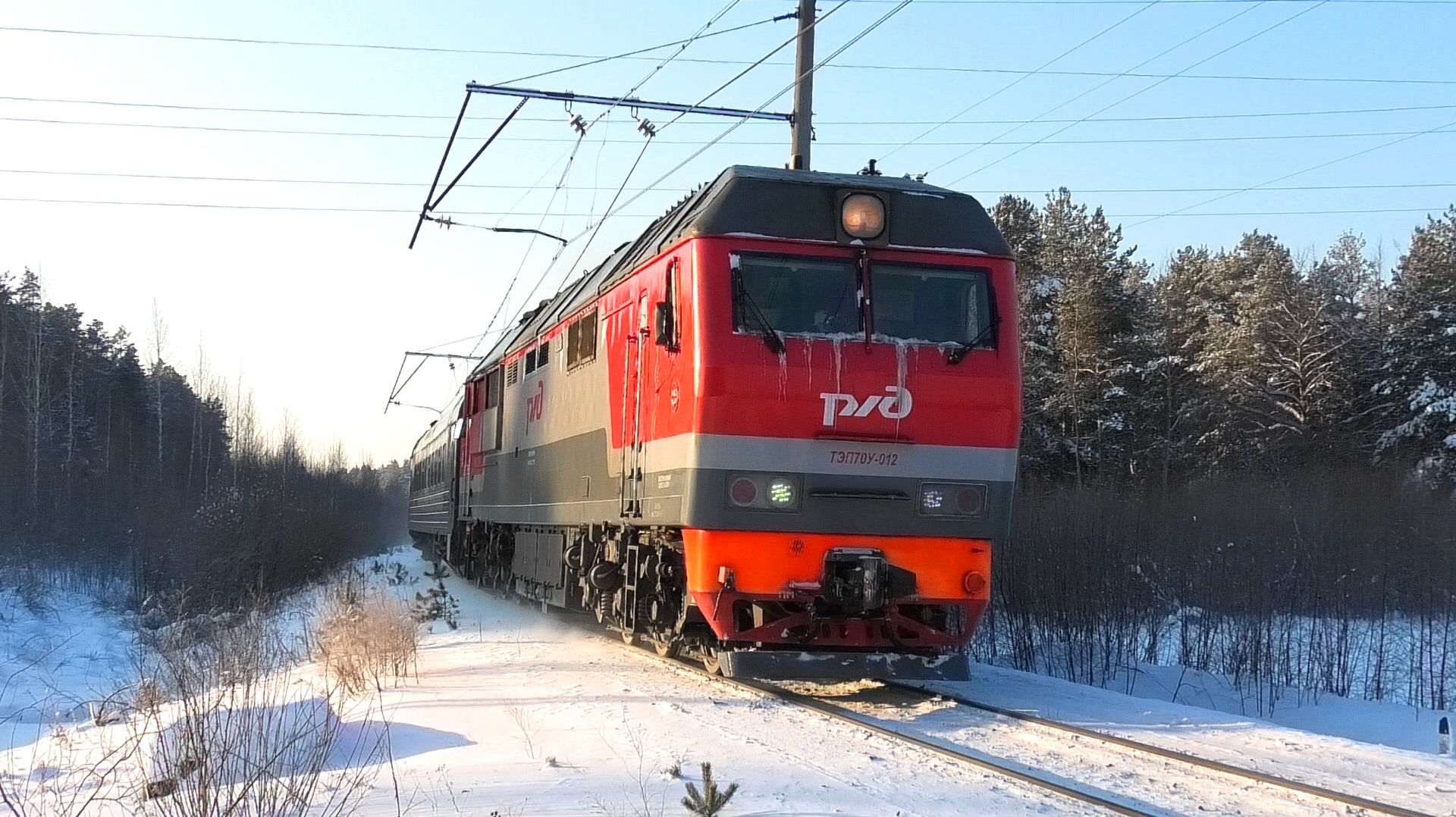 В -30°C. ТЭП70У-012 с туристическим поездом "Императорский маршрут" Екатеринбург-Пасс. - Алапаевск смотреть онлайн