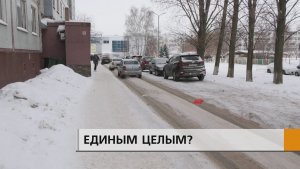 Проезжая часть слилась в одно целое с тротуаром, машины рыскают в глубокой колее