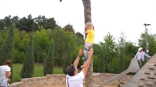 Настя и сонный папа гуляют в развлекательном парке смотреть онлайн