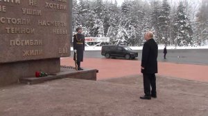 Путин в годовщину снятия блокады Ленинграда возложил цветы к «Рубежному камню»