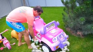 Настя и папа играют в магазин игрушек