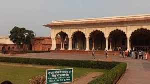 Все гуляют в такой красоте!