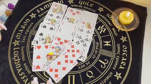 Что происходит в жизни червонной дамы? Гадание на игральных картах смотреть онлайн