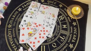 Что происходит в жизни червонной дамы? Гадание на игральных картах