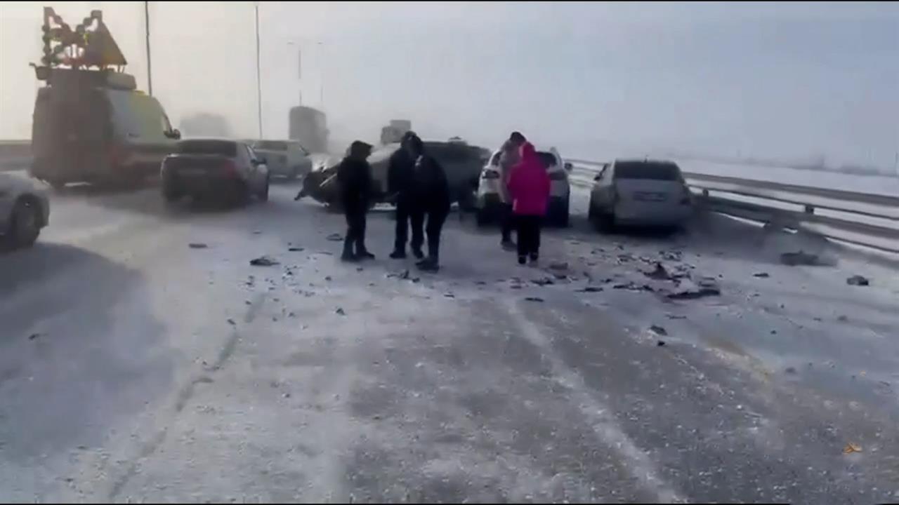 На трассе М-4 "Дон" произошло массовое ДТП с участием семи автомобилей: кадры смотреть онлайн