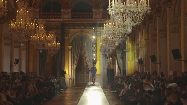 Показ коллекции Andreas Kronthaler для Vivienne Westwood осень-зима 2020-2021 смотреть онлайн