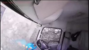 Оползень за считанные секунды "похоронил" под собой грузовик и бульдозер на руднике в Индонезии