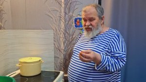 мудрый пенсионер всегда накормит братьев своих меньших