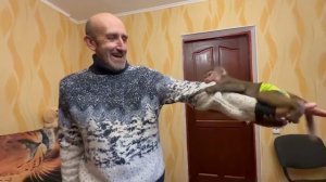 Люська с Жориком ССОРЯТСЯ, а Ангелина собрала свои вещи и стоит на стульчике )))