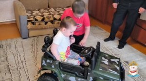 В Мордовии в рамках акции «Елка желаний» полицейские подарили 4-летнему Макару электромобиль