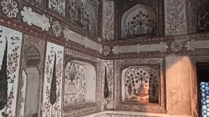 Богато расписанные стены!