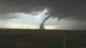 торнадо задел деревню!