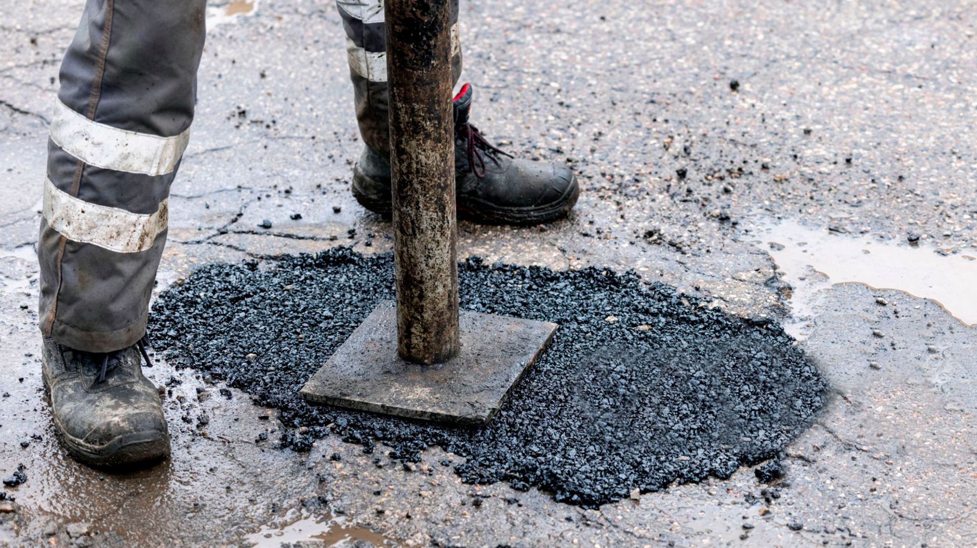 Дорожные службы Ленинградской области восстанавливают обледенелые трассы при помощи новой технологии смотреть онлайн
