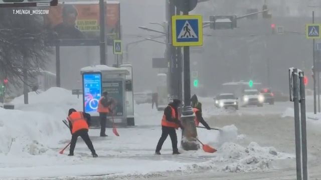 В Москве продолжается ликвидация последствий мощного снегопада смотреть онлайн