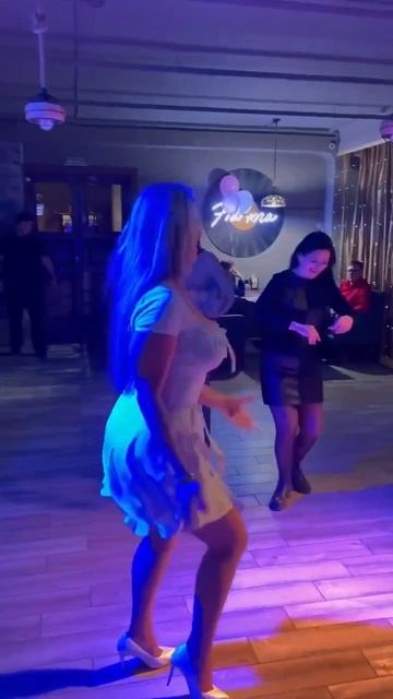 Любит Оксаночка танцевать, от души и искренне 💖 смотреть онлайн