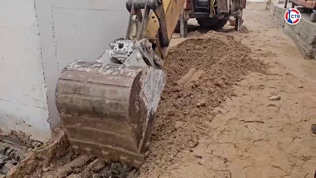 На пляже в Орловке из-под песка достали укрытия после штормов смотреть онлайн