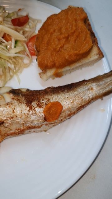 На ужин сегодня навага с овощами запеченая в духовке. Бутер с кабачковой икрой. Овощной салат На ужин сегодня навага с овощами запеченая в духовке. Бутер с кабачковой икрой. Овощной салат