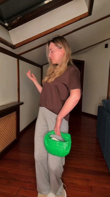 Коричневая футболка + серые штаны — спокойная база,
бежевые кроссовки добавляют уюта,
а зелёная сумк смотреть онлайн