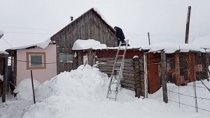 чистим снег с крыши в деревне