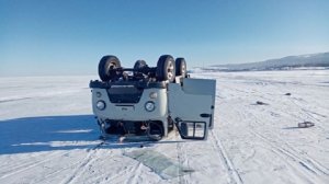 Машина с туристами перевернулась на льду Байкала, погибла женщина