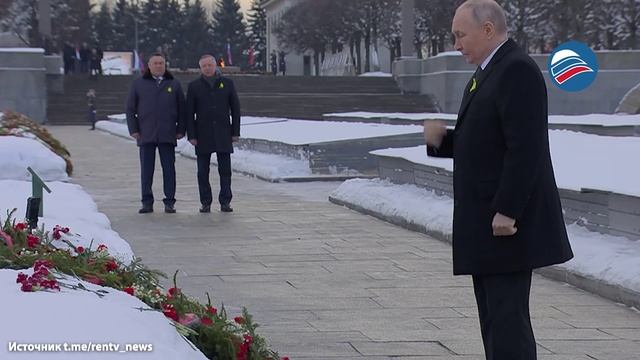 Владимир Путин возложил цветы к могиле своего брата, умершего в блокадном Ленинграде смотреть онлайн