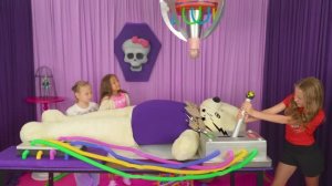 Настя  с друзьями играют в школу Монстр Хай